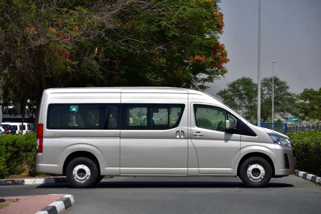 TOYOTA HIACE HIGH ROOF full right side face